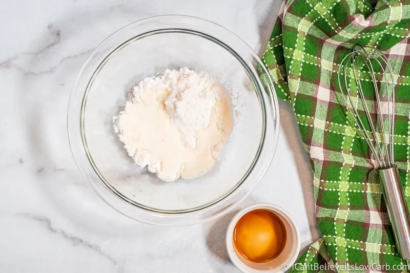 adding heavy cream to bowl for low carb icing