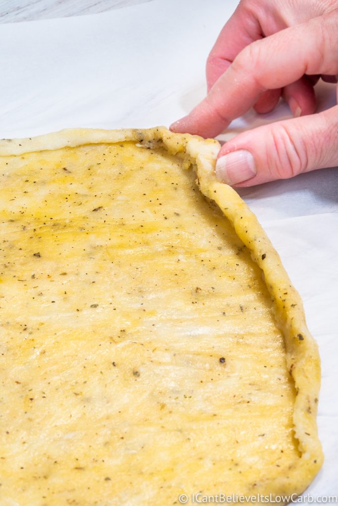 forming pizza crust edge