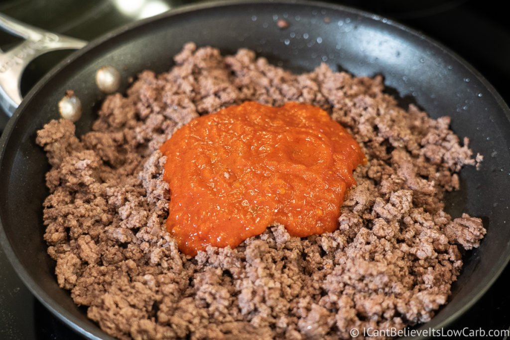 adding tomato sauce to ground beef