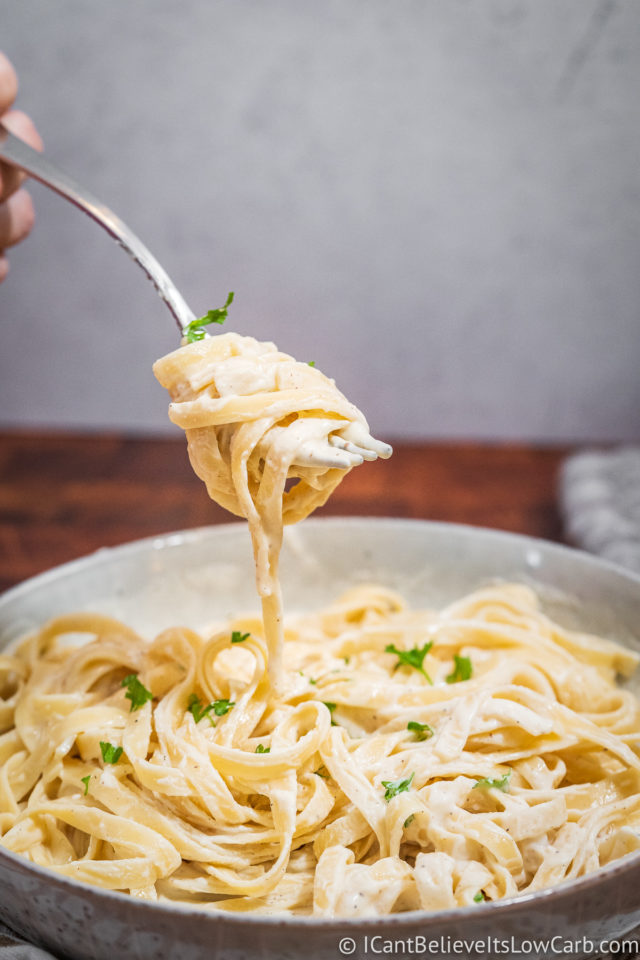 Easy Keto Alfredo Sauce Recipe (Low Carb Cream Sauce)